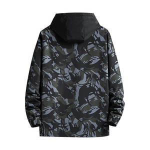 Veste coupe-vent camouflage pour homme à capuche et demi-zip, légère et sportive en polyester, idéale pour l'automne et le streetwear, avec espace pour logo - Product Image 2