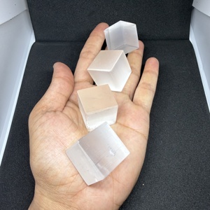 หินเซเลไนต์ขัดเงาทรงลูกบาศก์สำหรับทำเฟิงสุ่ย หินบำบัดคริสตัล ขายส่งเซเลไนต์ขนาด 25-30 มม. ทรงลูกบาศก์ขัดเงาจากอินเดีย - Product Image 2