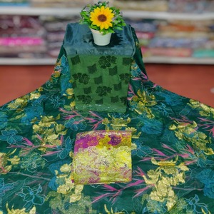 Robe de cérémonie au design classique et modeste, dernière collection Fransawi Dirac, en tissu chiffon jacquard à motif feuilles et paillettes dorées - Product Image 1