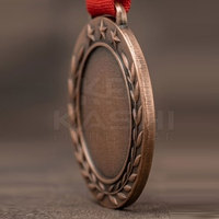 Médaille personnalisable de haute qualité avec ruban rouge, construction en acier durable, gravure étanche pour événements sportifs et compétitions scolaires