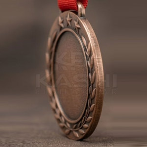 Médaille personnalisable de haute qualité avec ruban rouge, construction en acier durable, gravure étanche pour événements sportifs et compétitions scolaires - Product Image 2