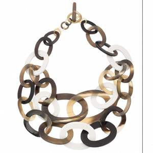 Collier en corne naturelle, fabriqué avec une précision artistique, adapté aux amateurs de bijoux faits main et aux marques de mode éthiques - Product Image 3