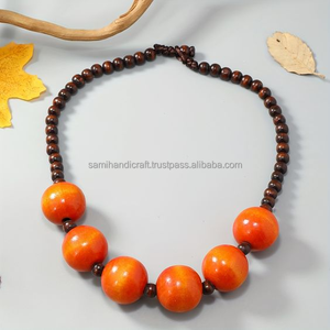 Collier en résine avec breloques Collier en résine avec flocons d'or Collier en résine avec flocons d'argent Collier en résine avec pierres précieuses - Product Image 1