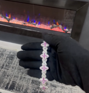 สร้อยข้อมือไข่มุกผู้หญิงประดับเพชรทรงน่ารัก ดีไซน์กากบาทสีชมพู เหมาะสำหรับใส่ทุกวัน เครื่องประดับเสริมเสน่ห์ - Product Image 3