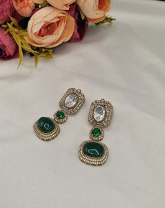 Parure de collier ras-du-cou et boucles d'oreilles pendantes assorties en pierre Kundan plaqué or antique, bijoux de mariage raffinés pour fournisseurs - Product Image 3