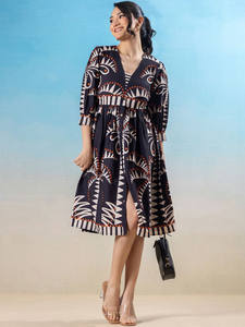 Robe de cérémonie ample bleu marine en georgette à imprimé floral, col en V, manches courtes, respirante, plissée, longueur genou, taille naturelle - Product Image 2