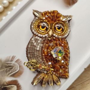 Broche brodée perlée tendance, bijou artisanal de caractère avec finition haut de gamme, broche perlée brodée faite à la main - Product Image 2