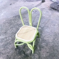 Chaise pour enfants en rotin faite à la main de style bohème pour location événementielle, mobilier pour fêtes d'anniversaire d'enfants