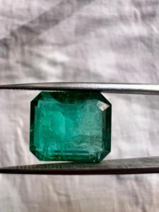 Grande pierre précieuse en émeraude zambienne de 12,17 carats, taille étagée – Octogone carré vert, pierre précieuse non montée pour bijoux - Product Image 3