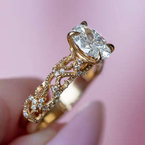 Bague unisexe vintage en or blanc 14 carats avec diamant ovale cultivé en laboratoire IGI, sertie de griffes, pour mariage/fiançailles, idéale pour les anniversaires et les fêtes - Product Image 3