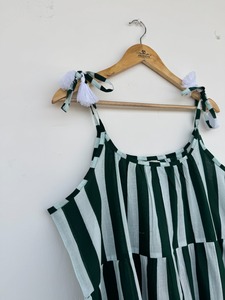 Robe longue en coton rayée verte et blanche pour femme, avec bretelles à nouer et franges, sans manches, à volants, coupe trapèze, style bohème, pour l'été, la plage et les vacances - Product Image 4