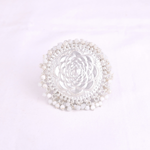 Grande bague réglable de style bohème avec motif floral et pierres précieuses en perles - Product Image 1