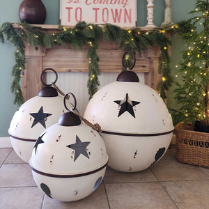 Campanas de metal grandes blancas con efecto envejecido, con patrones de estrellas recortadas, partes superiores marrones y anillas para colgar, para decoración navideña - Product Image 1