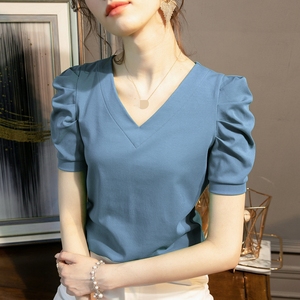T-shirt rouge à col en V et manches bouffantes pour femmes, coupe ajustée, en satin, manches courtes, style élégant, pour le printemps et l'été - Product Image 6