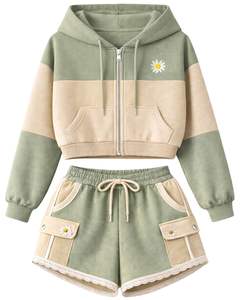 Ensemble décontracté deux pièces pour femme, vert sauge et beige, avec crop top zippé à capuche et short cargo à poches, en polyester et coton, vente en gros - Product Image 1