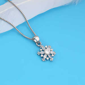 Collier pendentif flocon de neige étincelant en diamant taille brillant rond, serti de moissanite entièrement sertie par griffes, pour usage quotidien - Product Image 2