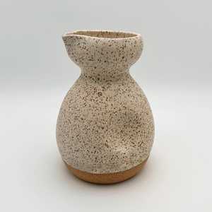 Vase de table artisanal 2026, forme irrégulière, motif floral, style Wabi-Sabi, en béton, par Universal Overseas - Product Image 1
