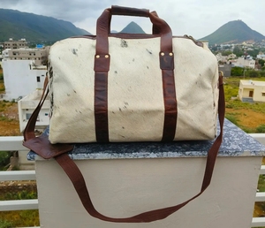 Bolsa de lona de cuero genuino con estampado animal, cierre de cremallera y correa ajustable para viaje. - Product Image 2