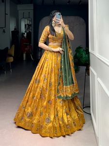 Impresionante Lehenga Choli Tradicional India con Estampado de Lámina Dorada para Bodas y Fiestas, Ropa Elegante para Mujer - Product Image 2
