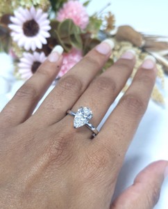 แหวนแต่งงานเพชรโมอิสซาไนต์ทรงรี 3 กะรัต ประดับแบบหนามเตย ตรา Lurba Jewels ทองคำขาว 14K แท้ สำหรับงานหมั้น - Product Image 3