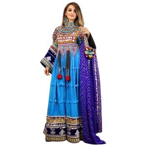 Robe de mariée afghane élégante bleu ciel avec des broderies miroir complexes et une jupe à volants, accompagnée d'un châle violet. - Product Image 2