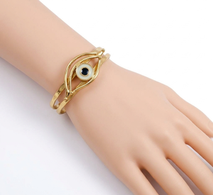 Pulsera de latón martillado hecha a mano con esmalte blanco y negro, banda de doble alambre ajustable y acabado resistente al deslustre. - Product Image 3