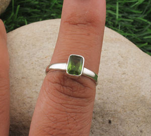 Anillo Solitario de Plata de Ley 925 con Peridoto Natural, Joyería Clásica para Bodas y Fiestas, Piedra de Nacimiento de Agosto, Gema Verde de Corte Simple - Product Image 3
