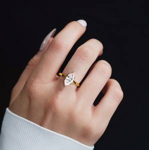 Anillo de Compromiso de Moissanita con Corte Marquesa de 1 Quilate en Plata de Ley 925 Chapada en Oro Vermeil, Anillo Elegante de Lujo para Mujer - Product Image 2