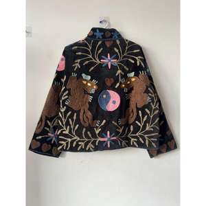 Chaqueta Corta de Terciopelo con Bordado Suzani, Blazer Artesanal Uzbeko, Ropa Bohemia, Chaqueta Tribal, Regalo para Ella - Product Image 6