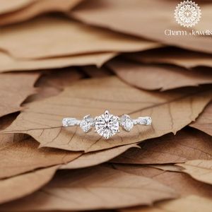 แหวนหมั้นผู้หญิง Charm_Jewells ชุบทองคำขาว 18K ประดับเพชรโมอิสซาไนต์ทรงคุชชั่น ดีไซน์คลาสสิคแบบหนามเตย พร้อมใบรับรอง IGI - Product Image 3