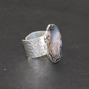 Bague intemporelle en laiton électroplaqué argent avec pierre précieuse unique géode grise naturelle, bijoux en gros pour femmes et jeunes filles - Product Image 2
