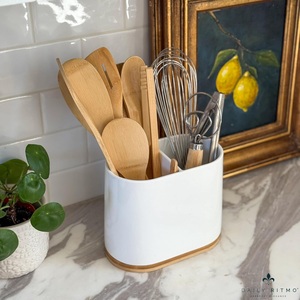 Porte-ustensiles en céramique haut de gamme avec base en bambou, design à double compartiment, gain de place, construction stable, organisateur de cuisine moderne - Product Image 3
