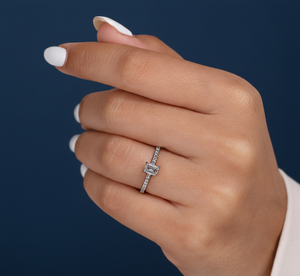 Anillo de Compromiso con Diamante Cultivado en Laboratorio, Corte Esmeralda de 0.90CT, VVS2, Certificado IGI, Oro Blanco, Joyería Personalizada al por Mayor - Product Image 5