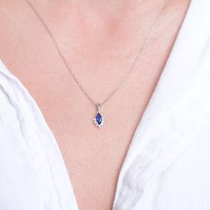 จี้แซฟไฟร์สีน้ำเงินประดับอักษรย่อ ดีไซน์สวยงาม เงินแท้ 925 ชุบทอง 14K ของขวัญส่วนตัว - Product Image 3