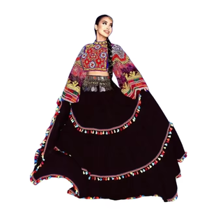 เสื้อครอปท็อปแบบดั้งเดิมของชาวอัฟกันชนเผ่ากุจิ พร้อมงานปักลายโมเสกหลากสี และกระโปรงทรงวงกลมสีดำประดับพู่และสีเงิน - Product Image 4