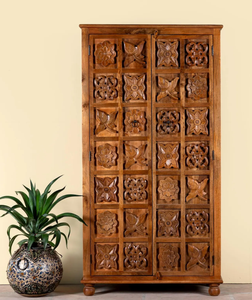 Armario Tradicional de Madera con Acabado Color Miel, Elegantes Tiradores de Latón, Armario Extensible para un Atractivo Atemporal, Ideal para Escuelas y Hospitales - Product Image 1