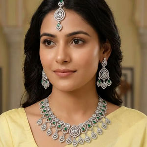 Conjunto de Collar Gargantilla Plateado con Perlas y Pendientes Maang Tikka, Hecho a Mano, de Alta Calidad, Última Moda para Bodas y Fiestas - Product Image 1