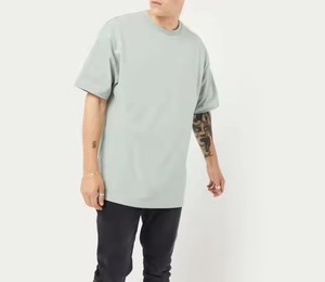 T-shirt homme col rond à épaules tombantes 100% coton, impression numérique personnalisée, avec logos brodés, faible quantité minimum de commande. - Product Image 2