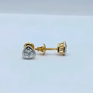 Boucles d'oreilles clous en or 22 carats avec diamants triangulaires, sertissage moderne, bijoux minimalistes élégants pour femmes, à porter au quotidien - Product Image 1