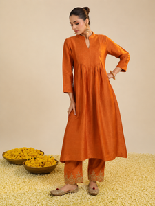 Conjunto de Kurta Premium Gumaan para Mujer, Tradicional, para Bodas y Diwali, de Viscosa, Seda Cruda y Organza, Tejido, Largo hasta el Tobillo, Corte Regular - Product Image 4