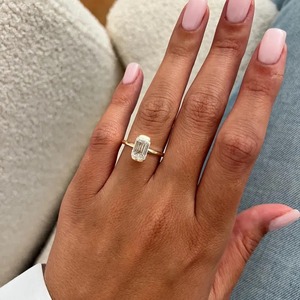 Nouvelle conception Bague demi-sertie en or jaune 18 carats avec diamant de laboratoire taille émeraude pour femme, idéale pour fiançailles et mariage, certifiée IGI - En promotion - Product Image 3