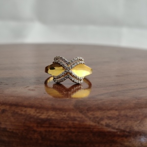 แหวน Namivaa Criss Cross Infinity แบบฝังเพชรสองสี ดีไซน์เนอร์แบนด์สำหรับผู้หญิง สวมใส่ได้ทุกวัน ของขวัญสำหรับงานปาร์ตี้ ผิวขัดเงา - Product Image 4