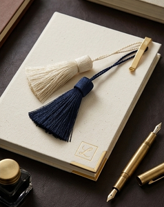 Pompons crème pour la décoration de la maison et du bureau - Product Image 1