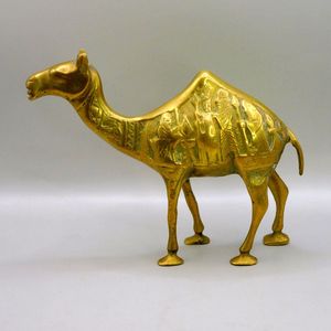 Centre de table décoratif en laiton en forme de chameau avec gravure complexe pour la réception de restaurant et la mise en scène de table - Product Image 1