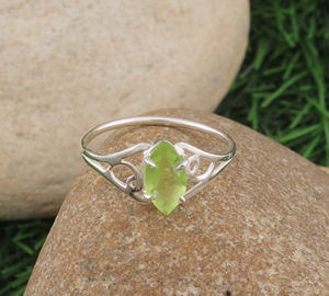Bague de mariage classique en péridot naturel, argent sterling 925, pierre précieuse de naissance ronde simple pour femmes, vente en gros - Product Image 1