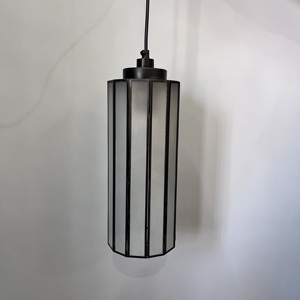 Luminaire suspendu long en verre noir et blanc avec LED, cadre métallique blanc chaud doux et lampe de plafond intégrée - Product Image 6