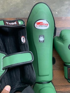Gants de boxe en cuir personnalisés avec protège-tibias, gants professionnels pour le sparring et l'entraînement, antidérapants et anti-humidité - Vert olive - Product Image 5
