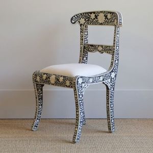 Chaise en résine avec incrustation d'os, artisanat culturel, conçue pour les maisons élégantes et les espaces intérieurs décoratifs - Product Image 2