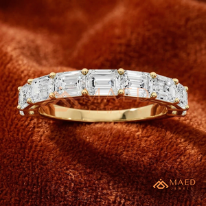 Anillo de Boda de Oro Amarillo de 14K con Moissanita de Corte Esmeralda de Oriente a Occidente, Engaste Horizontal con Diamantes de Laboratorio, Anillo de Media Eternidad - Product Image 1