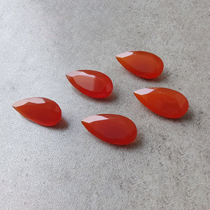พลอยออนิกซ์สีแดงคุณภาพระดับ AAA+ รูปทรงหยดน้ำเจียระไนแบบเหลี่ยม  ปรับขนาดให้เหมาะสำหรับทำเครื่องประดับ - Product Image 1
